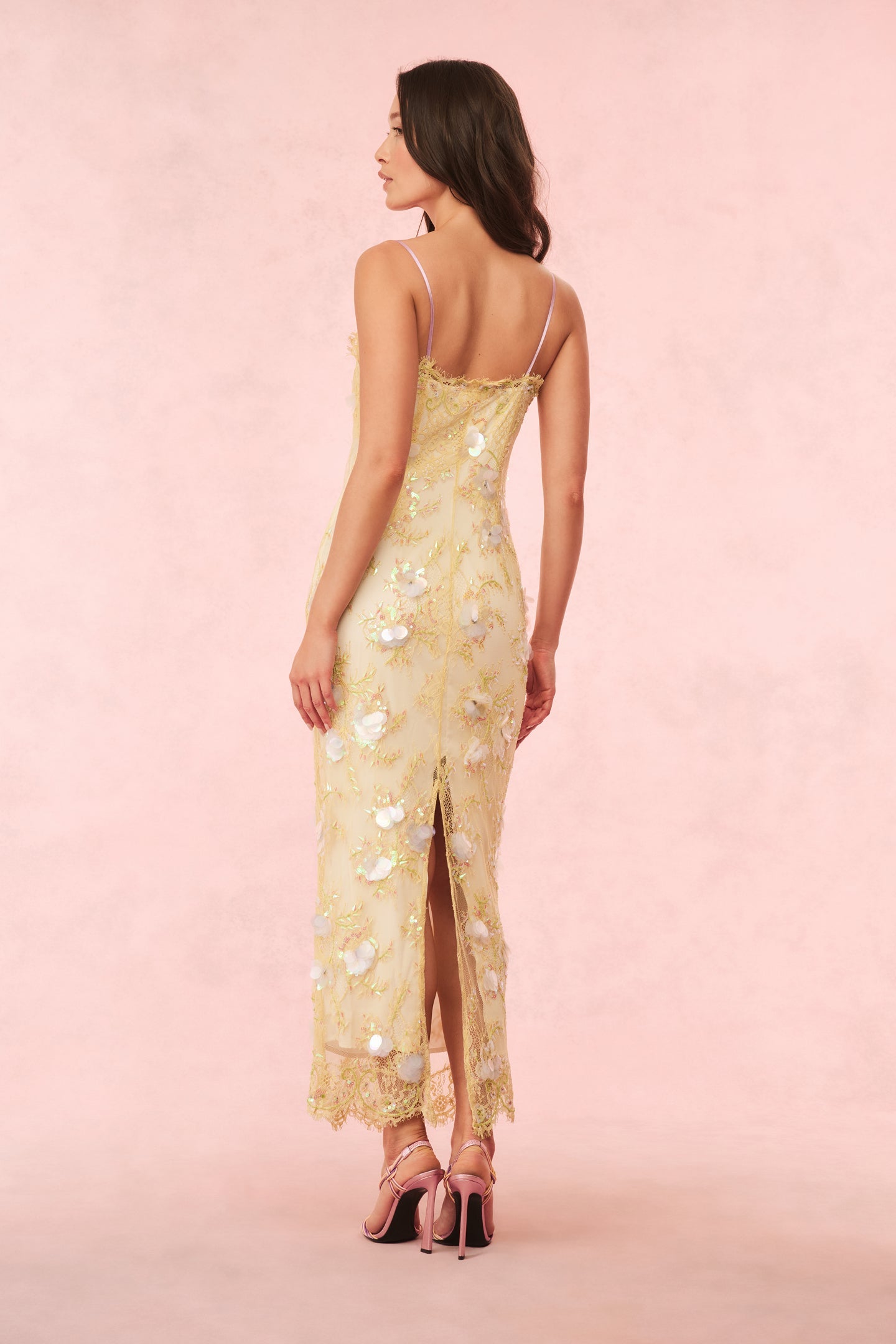 Robe longue en dentelle ornée Emalia