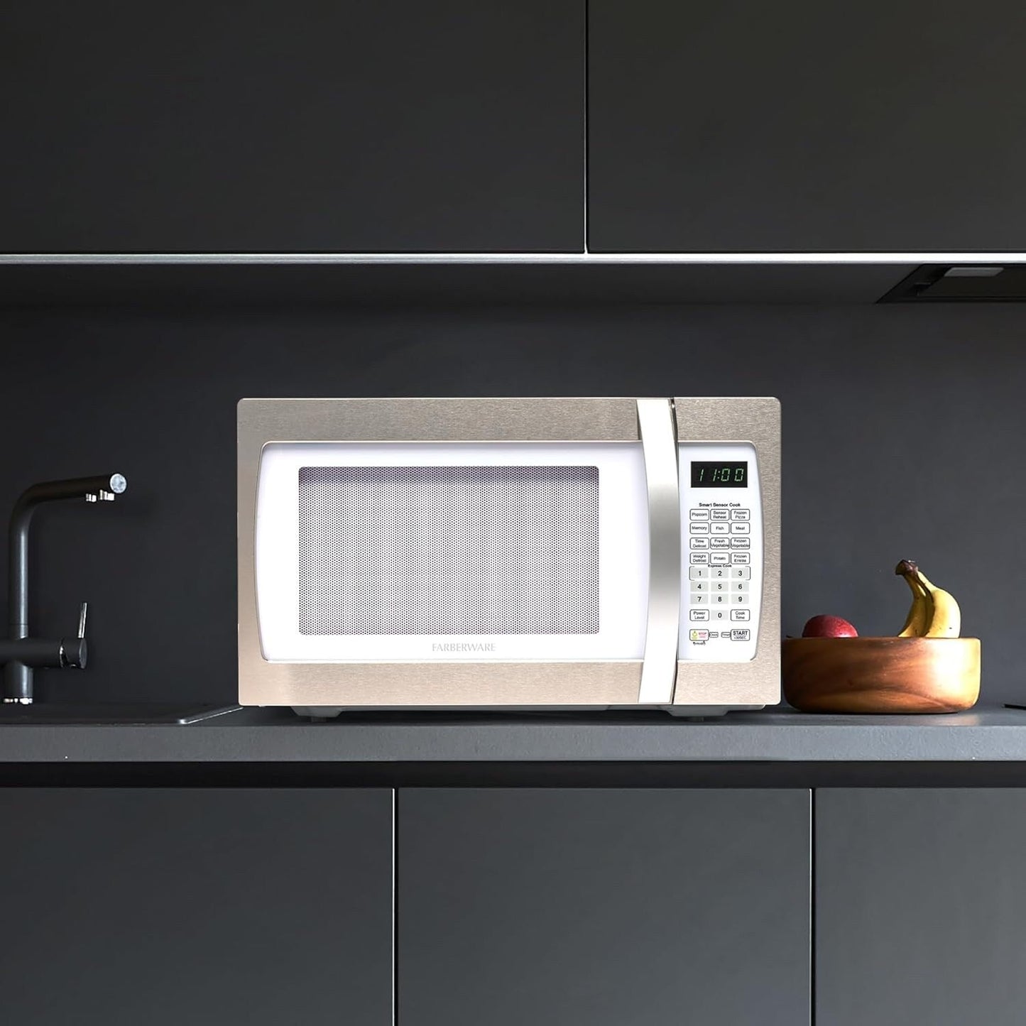Four à micro-ondes Farberware Professional de 1,3 pi³ et 1 100 W avec cuisson par capteur intelligent, blanc et platine