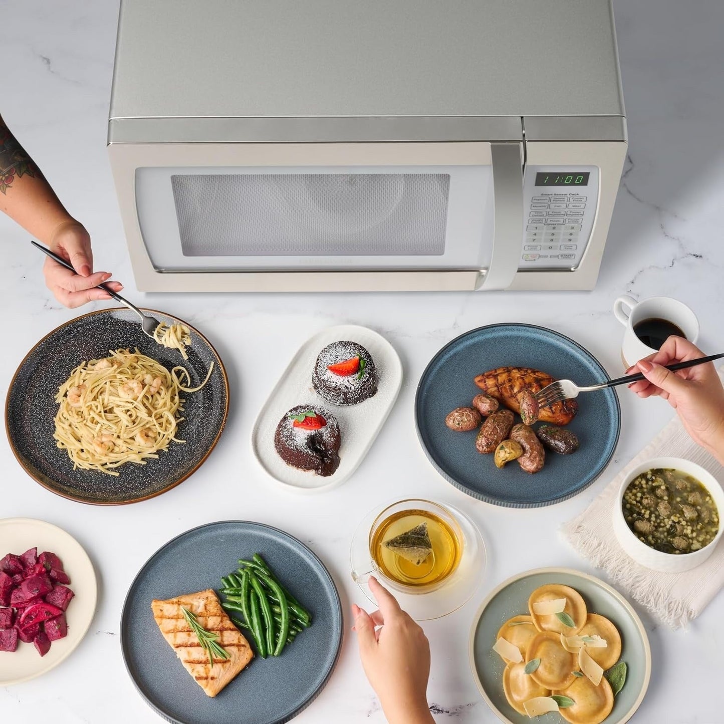 Four à micro-ondes Farberware Professional de 1,3 pi³ et 1 100 W avec cuisson par capteur intelligent, blanc et platine