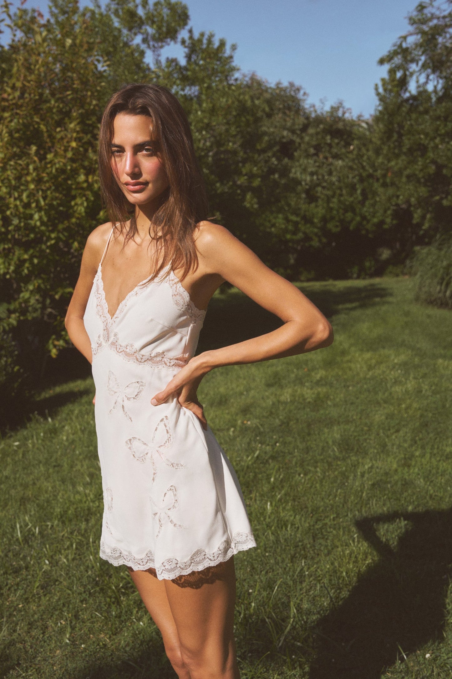 Mini-robe en crêpe et dentelle avec nœud Cori