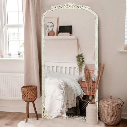 Miroir de sol sculpté en bois massif de forme arquée sur toute la longueur