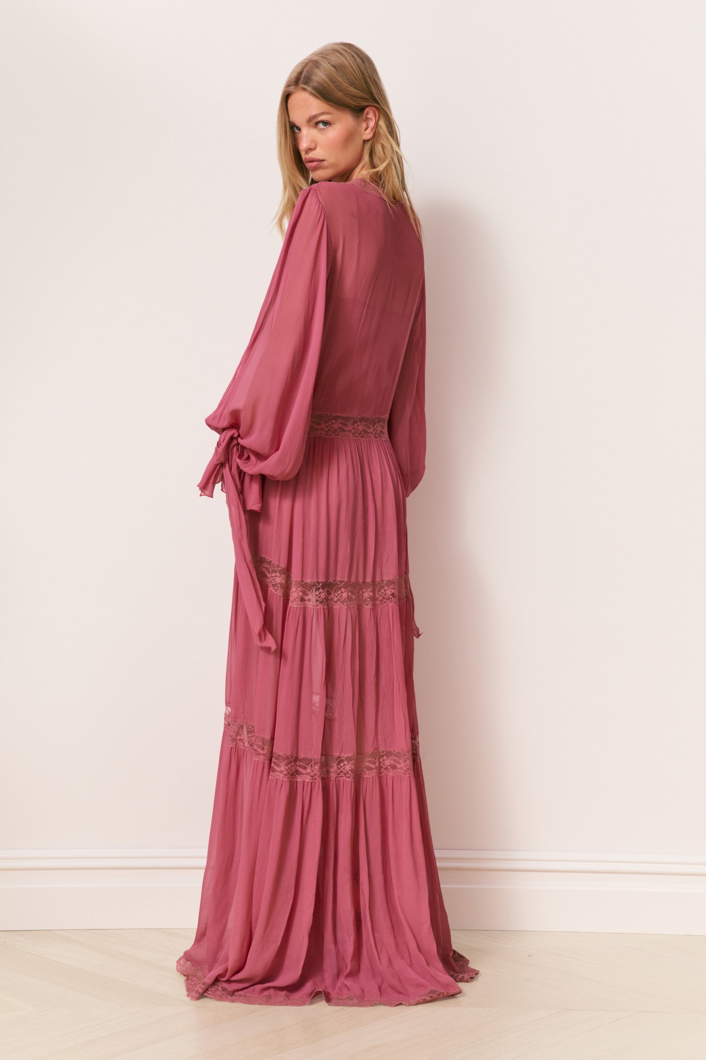 Robe longue en mousseline de soie et dentelle Lyvienne