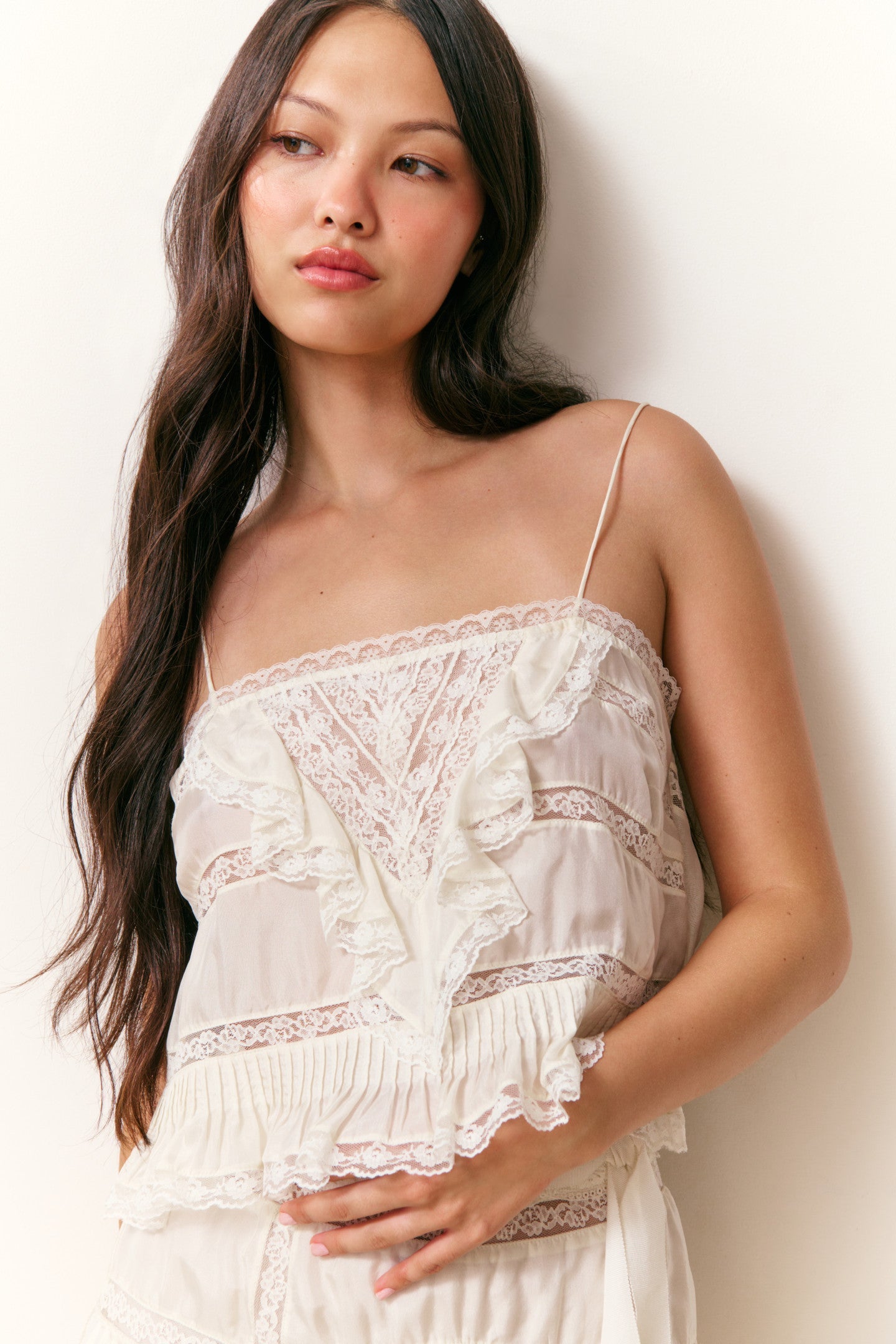 Camisole à volants en dentelle de soie Ondeline